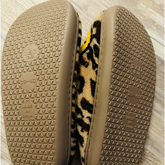#80 Leopard Happy Face Slippers - Picture 3 of 3
